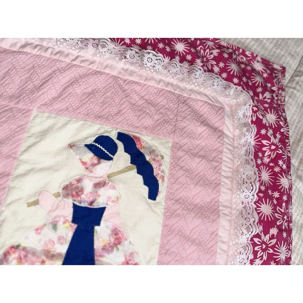 Vintage Handmade Sunbonnet Sue Applique Quilt Pink Floral Lace 75x56 Twin Throw